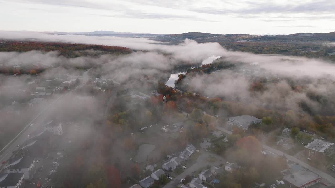 dosel de nubes sobre la ciudad de sherbrooke durante la temporada de otoño en los municipios del este, quebec, canadá