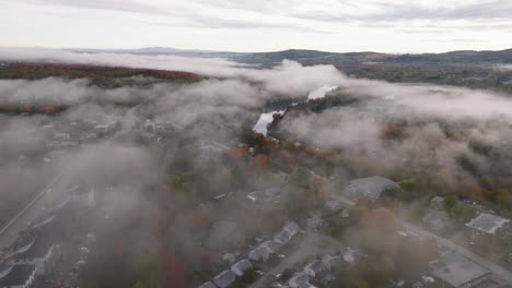 Dosel-De-Nubes-Sobre-La-Ciudad-De-Sherbrooke-Durante-La-Temporada-De-Otoño-En-Los-Municipios-Del-Este,-Quebec,-Canadá