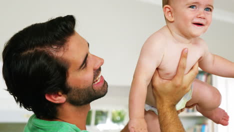 padre feliz jugando con su bebé