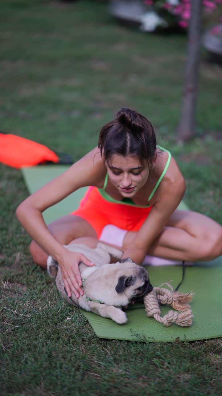 정원에서 포그와 함께 요가를 하는 여자