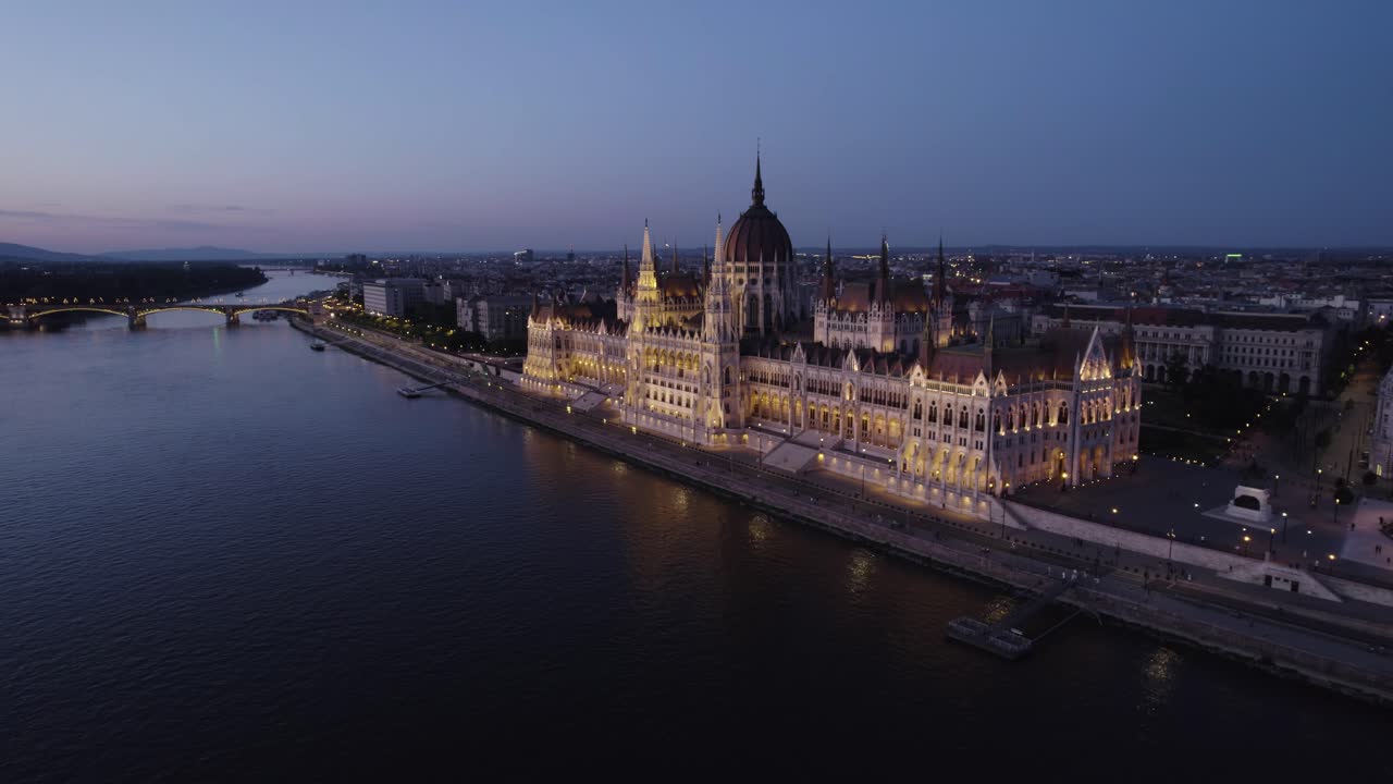 L'Edificio del Parlamento Ungherese di sera, ripreso con drone