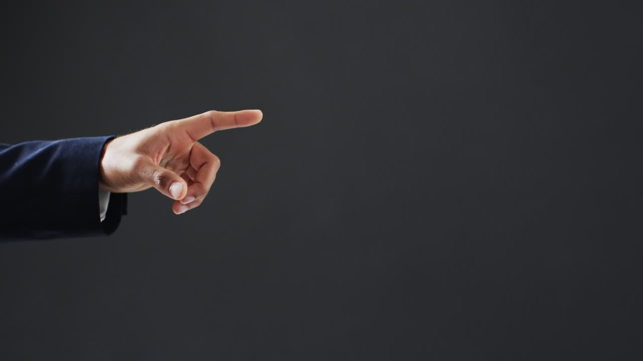 홀로그램 디스플레이를 사용하여 손가락을 가리키는 두 인종 사업가의 비디오, 복사 공간