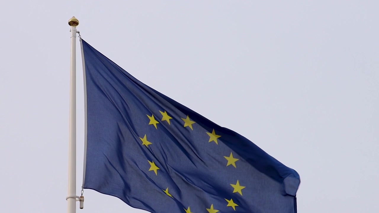 Primo piano statico al rallentatore della bandiera dell'UE (Unione Europea) che sventola al vento.