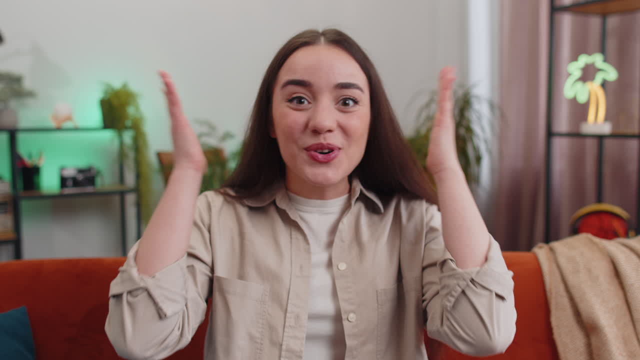 mujer joven emocionada sorprendida, conmocionada por la repentina victoria, buenas noticias de victoria, celebrando, wow reacción