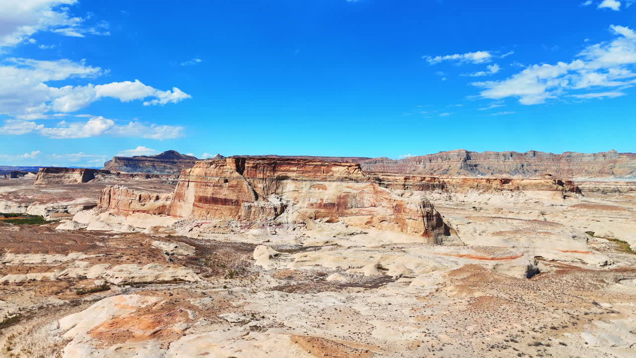 Arido paesaggio desolato con canyon spettacolari. Avvicinamento alle nude rocce mozzafiato nella Glen Canyon Recreation Area, nello Utah, USA