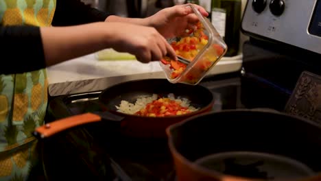 Paprika-In-Die-Gusseiserne-Pfanne-Geben