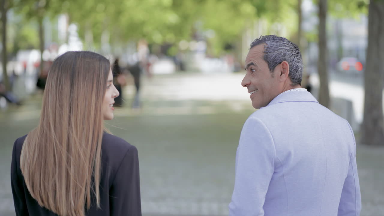 야외 에서 고 있는 남자 와 여자 의 뒷면