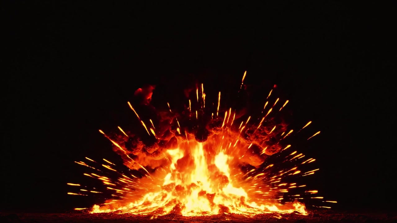 Énorme explosion enflammée avec des flammes orange intenses sur fond noir