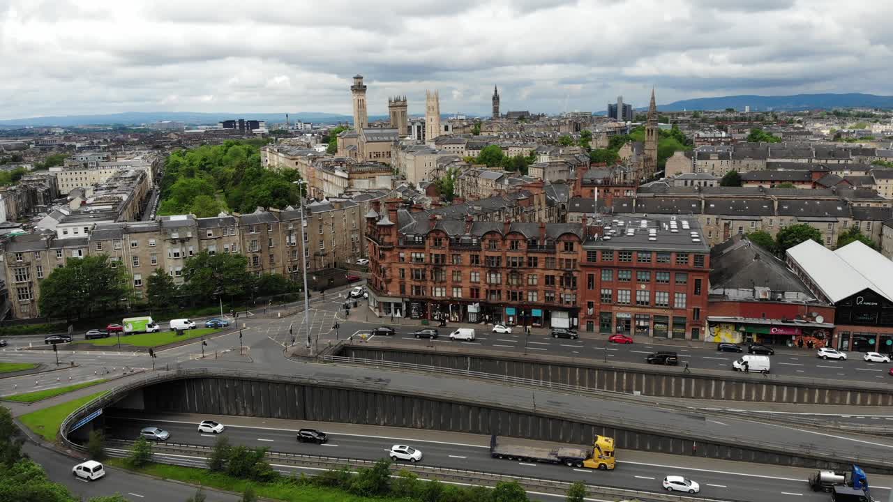 Imagens aéreas das áreas residenciais da Escócia junto ao tráfego intenso da autoestrada, Glasgow, Reino Unido