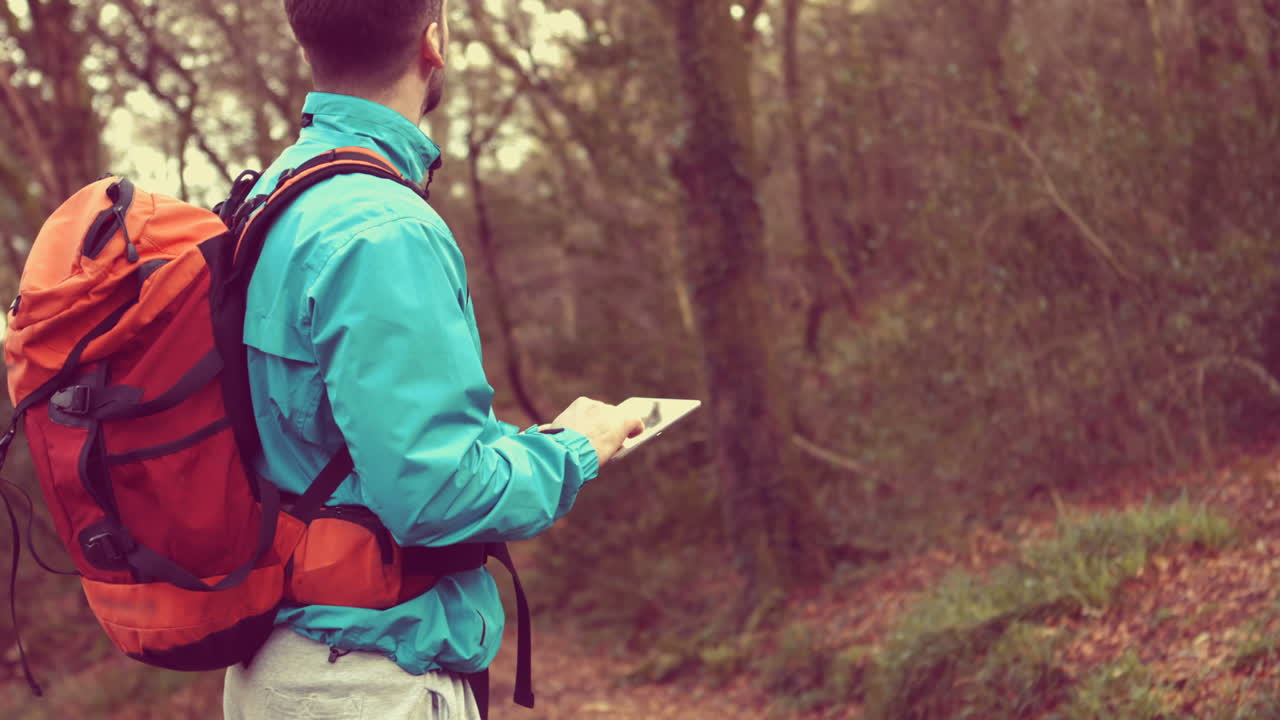 vista de un hombre usando una tableta