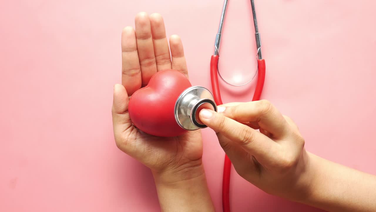 comprobación de la salud del corazón con estetoscopio