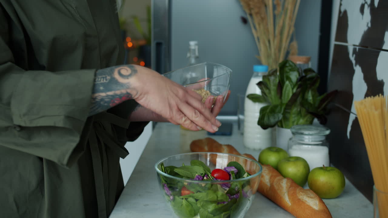 una mujer preparando una ensalada.