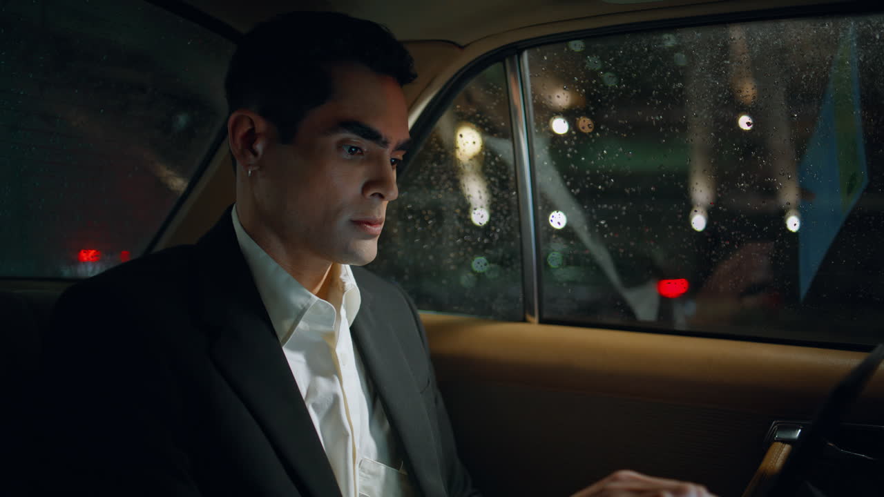 초점을 맞춘 사람 컴퓨터 화면 차량 클로즈업 전문가 작업 태블릿