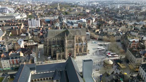 Basílica-De-Saint-aubin-En-La-Plaza-Sainte-Anne-Y-El-Convento-De-Los-Jacobinos,-Rennes-En-Francia