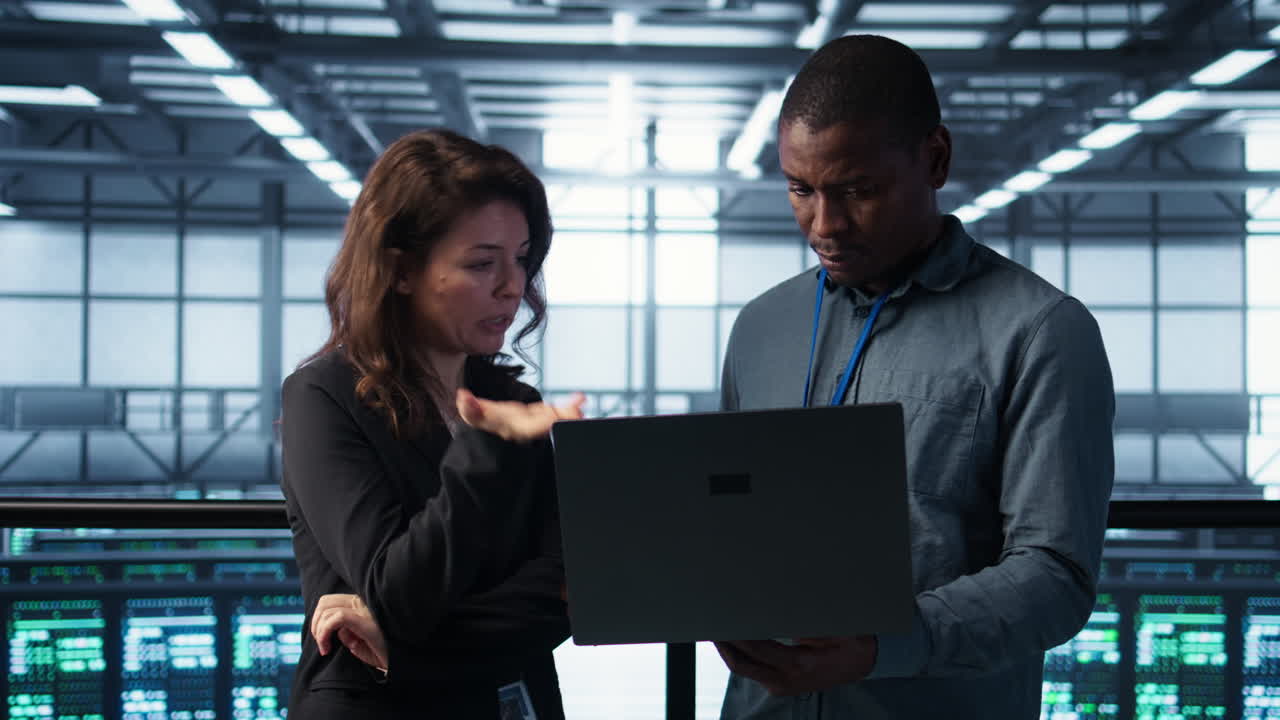 ingenieros que usan portátiles en el centro de datos, administrando la virtualización del servidor