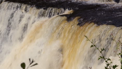 mitad del medio cae en aysgarth cae en el río ure, yorkshire dales