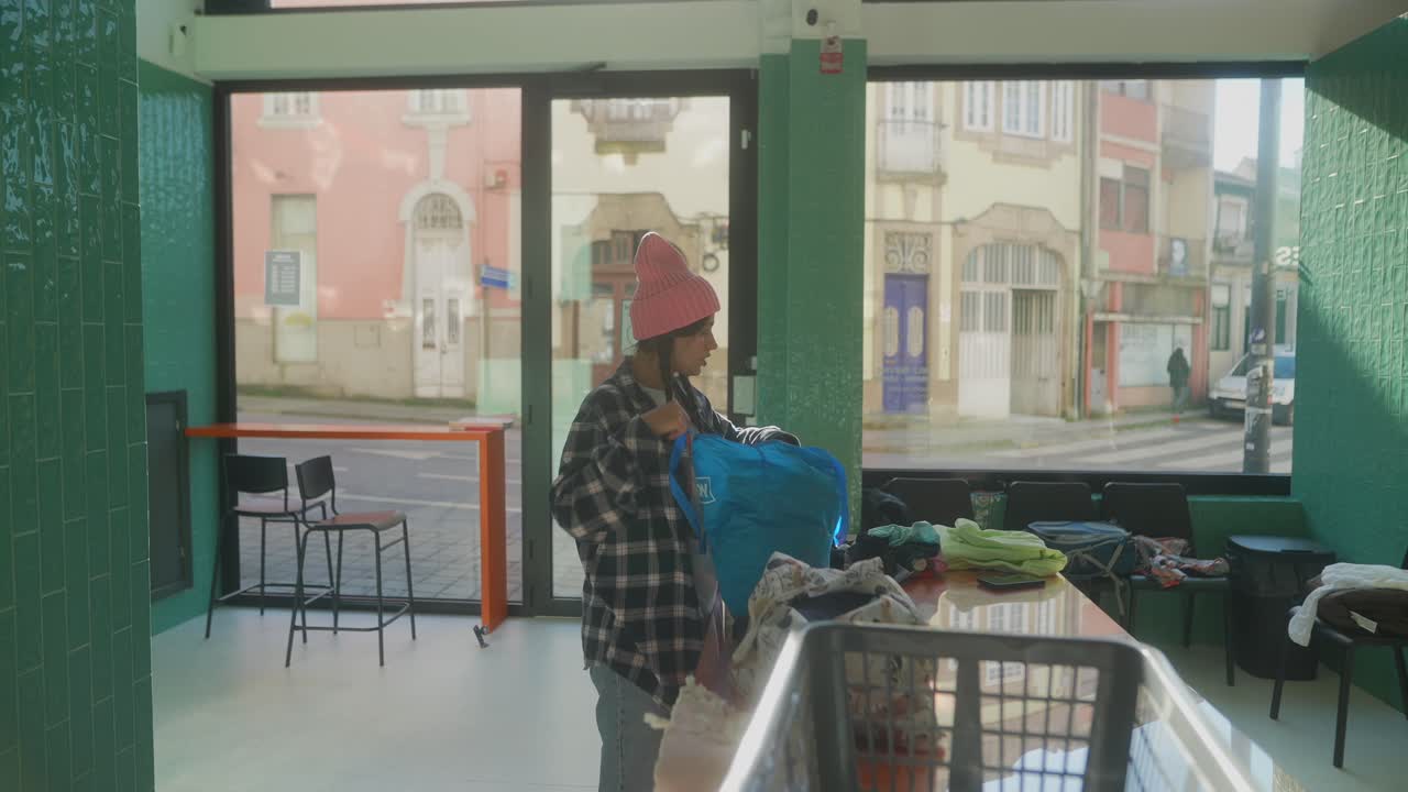 현대 의 세탁소 에서 세탁 을 하는 여자