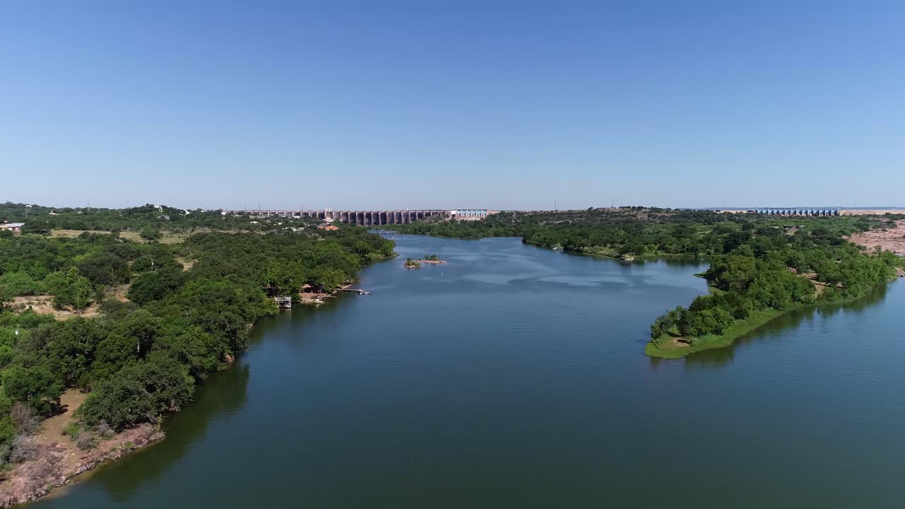 video aéreo del lago inks debajo de la presa del lago buchanan