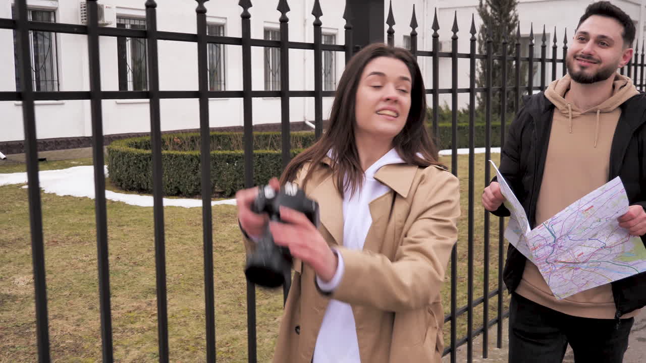 백인 관광가 부부가 도시를  ⁇ 고 있습니다.