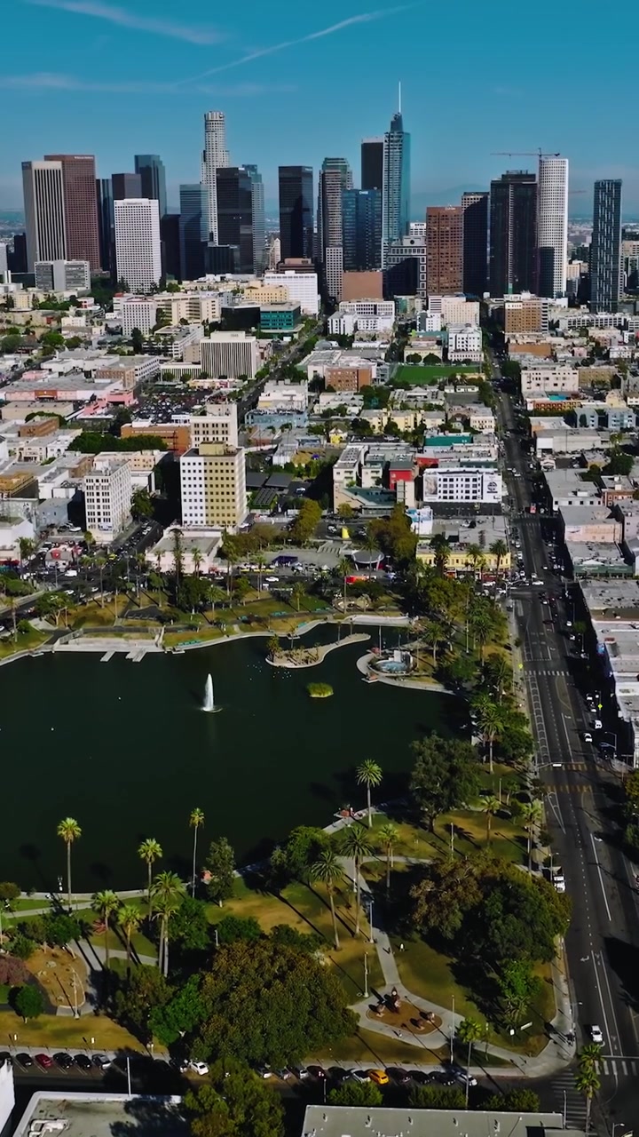 Downtown Los Angeles in una giornata di sole con cielo blu in California