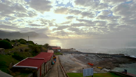 Schwenk-über-Den-Historischen-Alten-Hafen-In-Hermanus-Während-Des-Lebhaften-Sonnenaufgangs