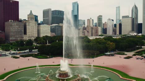 Buckingham-Fountain-In-Grant-Park-Chicago,-Illinois,-Aerial,-Slow-Motion,-Pano-View