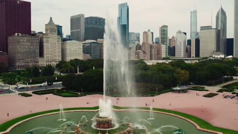 la fuente de buckingham en grant park, chicago, illinois, desde el aire, cámara lenta, vista panorámica