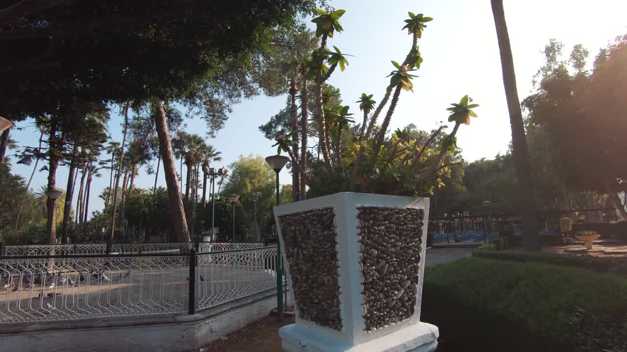 jarrón ornamental del parque municipal de limassol cerca de la pasarela - amplia toma de seguimiento