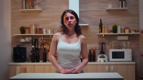 mujer traumatizada sentada en la cocina