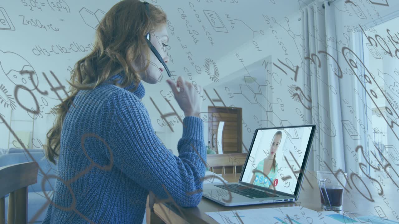 Animation af kemiske strukturer og ligninger over kaukasisk kvinde, der har et videoopkald på en bærbar computer