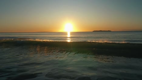 Fliegen-In-Richtung-Des-Sonnenaufgangs-In-Der-Nähe-Des-Wassers-über-Dem-Meer-Am-Strand