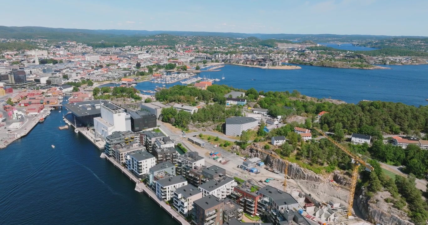 Veduta aerea del porto e della città costiera di Kristiansand, Norvegia, al rallentatore