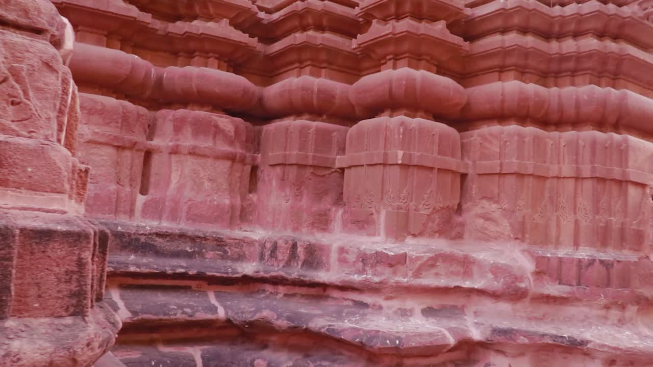 arquitectura del antiguo templo hindú de piedra roja desde un ángulo único en el día
