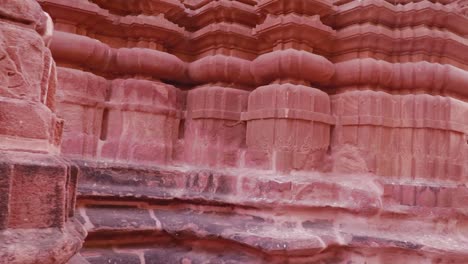 Arquitectura-Del-Antiguo-Templo-Hindú-De-Piedra-Roja-Desde-Un-ángulo-único-En-El-Día