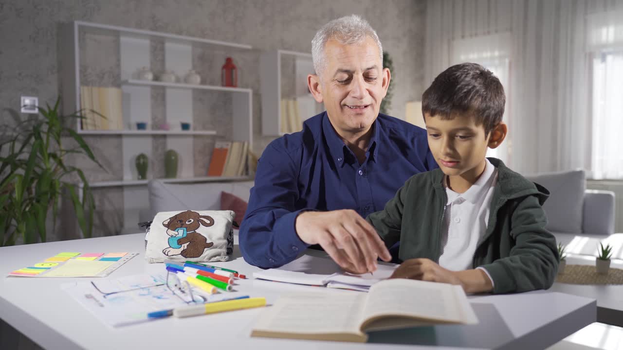 un padre ayudando a su hijo con su tarea.