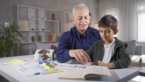 Vater-Hilft-Seinem-Sohn-Bei-Den-Hausaufgaben.