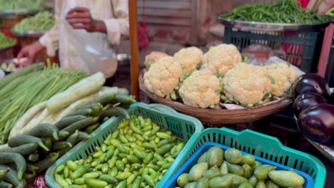 Productos-Frescos-Aromáticos-Perfectamente-Exhibidos-En-Una-Tienda-De-Verduras-Local-En-La-India.