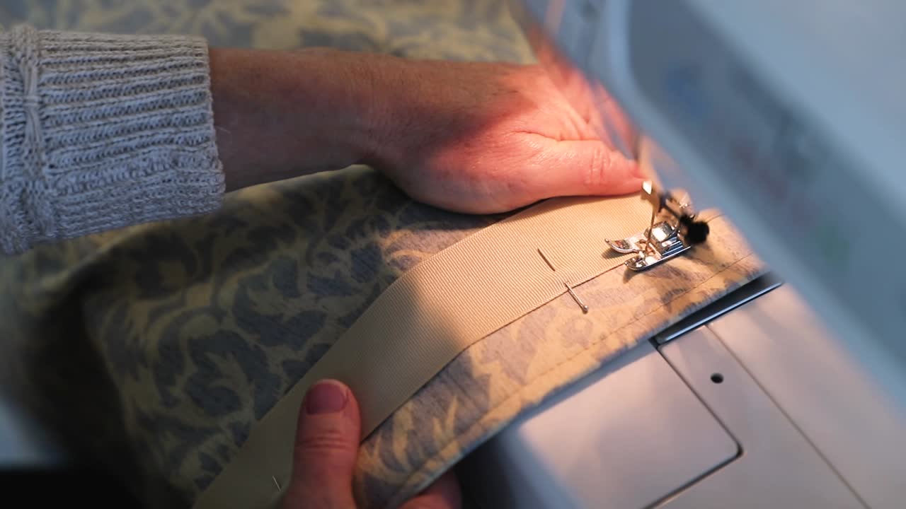 cerca de mujer cosiendo tela en cámara lenta