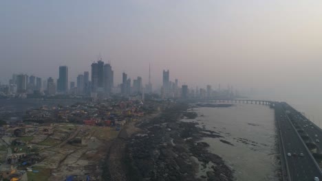 un disparo de un dron en el enlace marítimo de bandra worli visto desde una vista aérea en cámara lenta