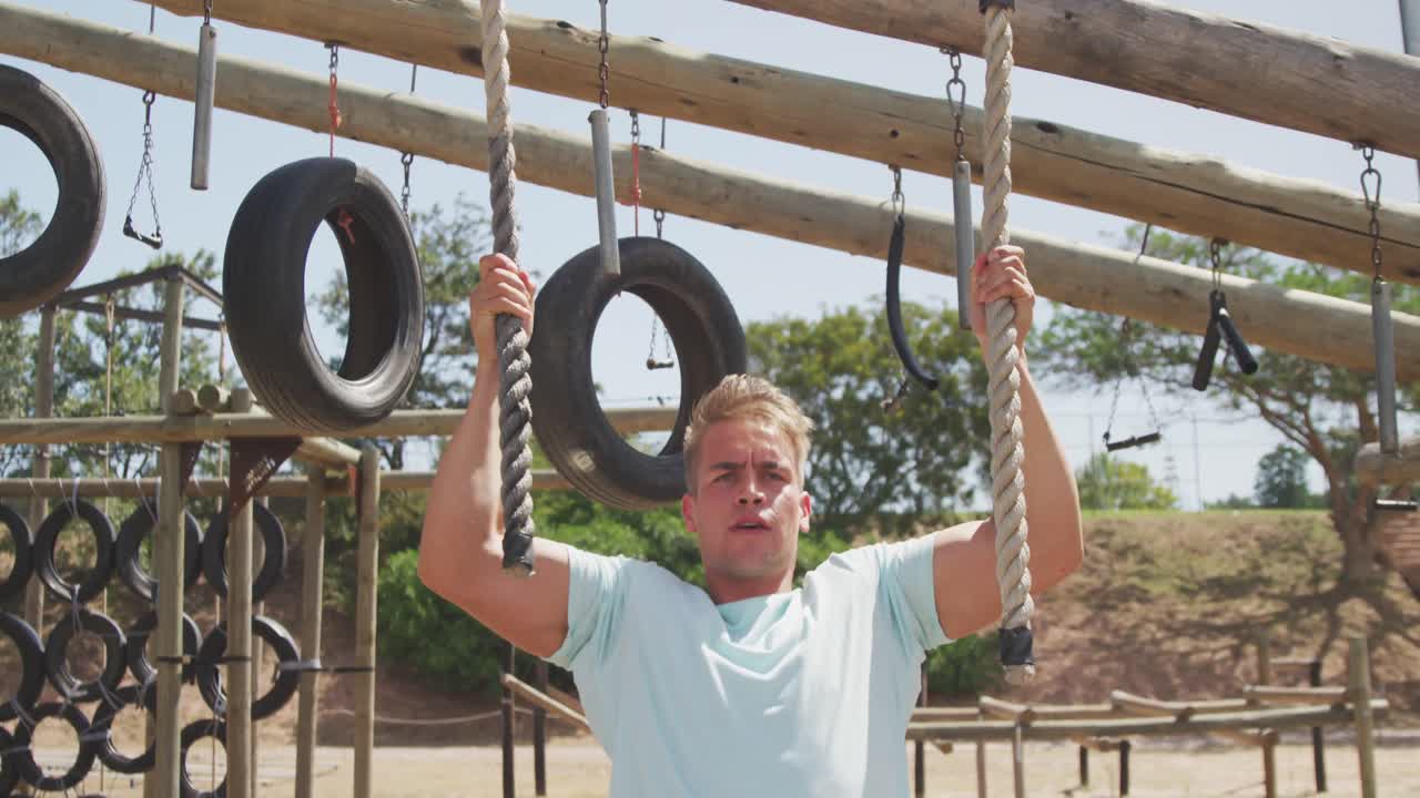 백인 남성 코치 훈련 훈련 캠프에서