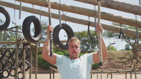 entrenador masculino caucásico en un campamento de entrenamiento