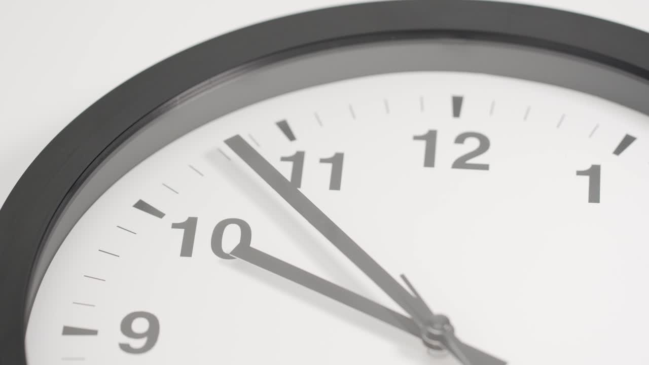 la aguja de minutos de primer plano gira en el sentido de las agujas del reloj a través de los números.