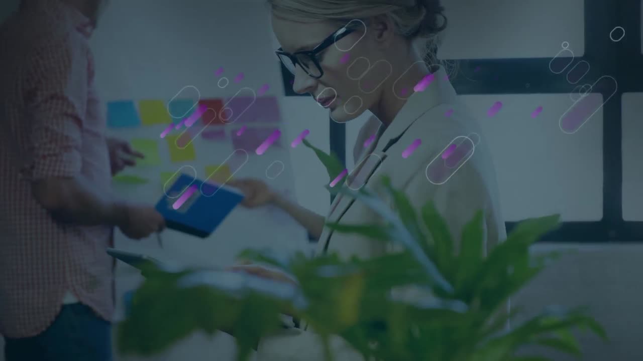 animación del reloj sobre la gente de negocios hablando