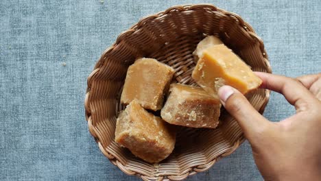 Cubo de azúcar de caña tradicional Jaggery en la mesa