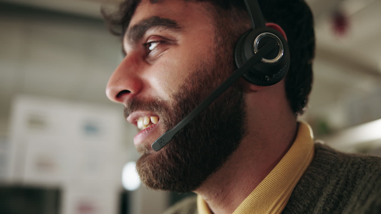Mann med headset i et callsenter