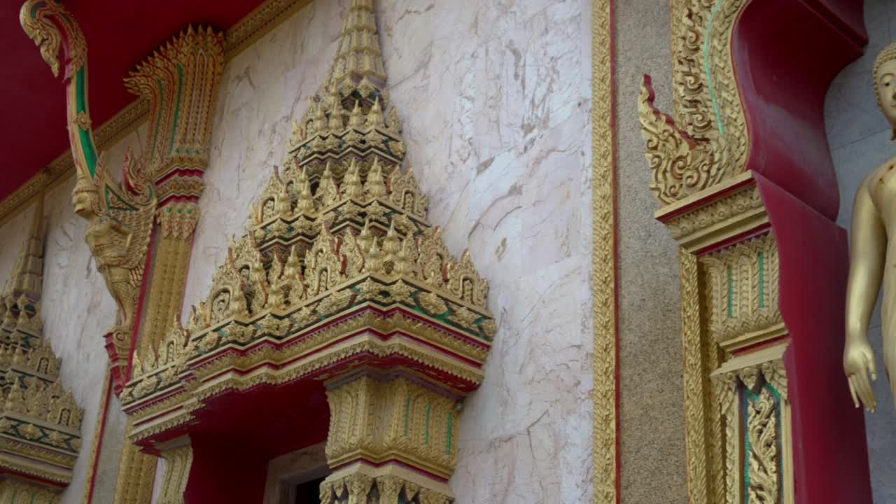 buda de oro paneo en el templo chalong phuket, tailandia