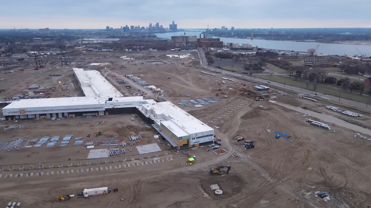 sitio de construcción de un edificio comercial con el horizonte de detroit en el horizonte, vista aérea