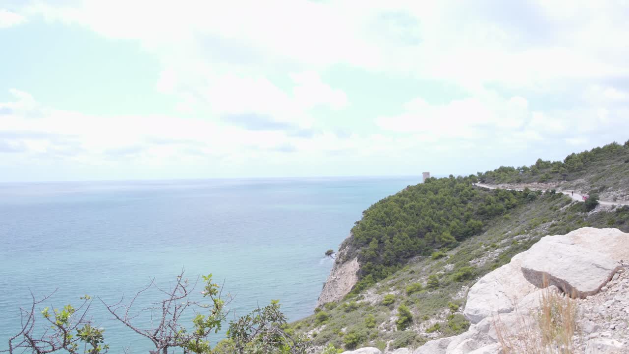 Sti fører til et tårn på en høj kystklippe, Serra D’Irta, Spanien.
