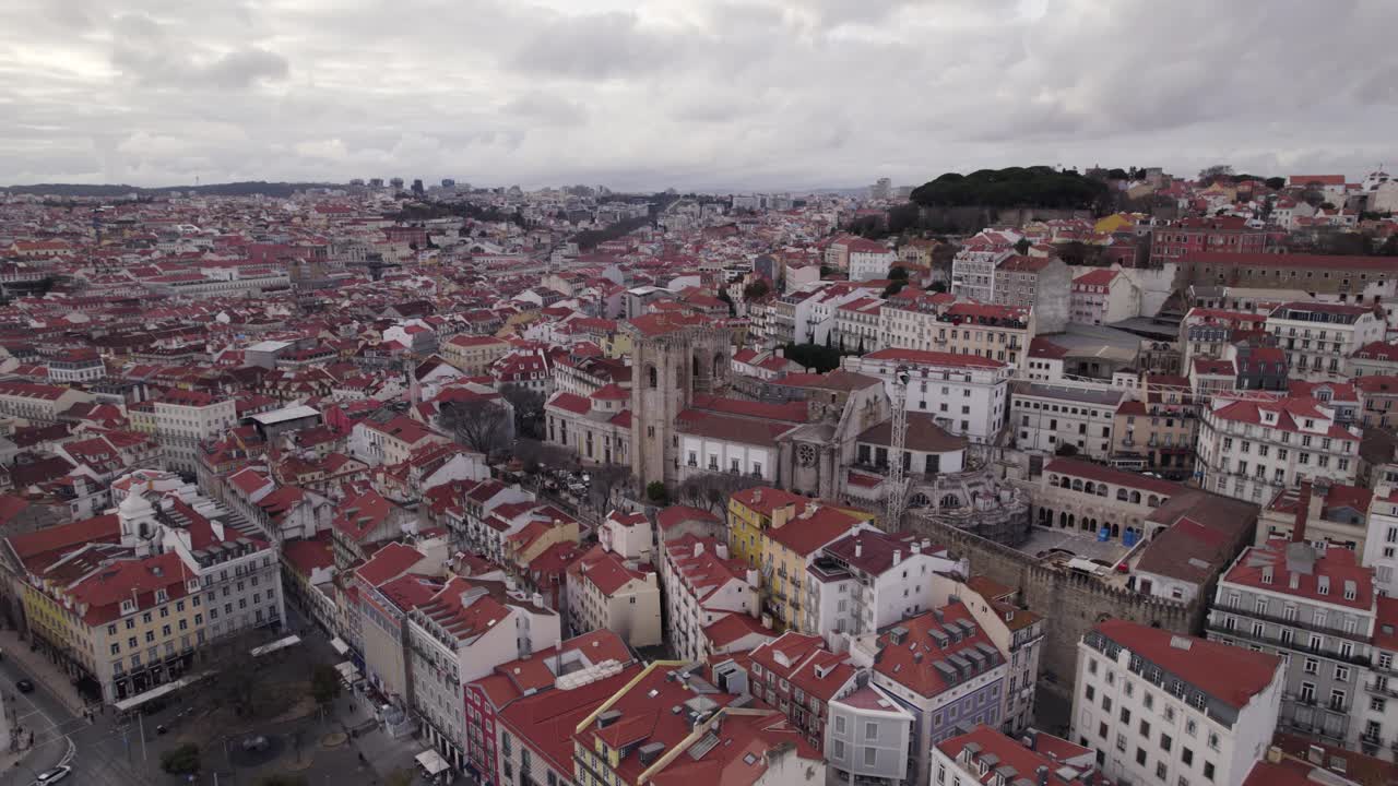 Panoramica aerea della Cattedrale di Lisbona, nel centro storico della città.