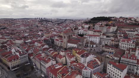 Pan-Aéreo-De-La-Catedral-De-Lisboa,-En-El-Centro-De-La-Ciudad-Vieja